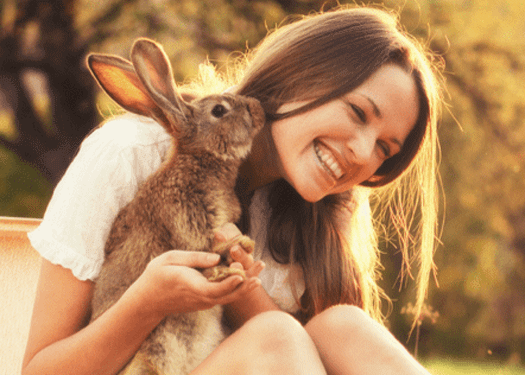 pet sitter avec un lapin