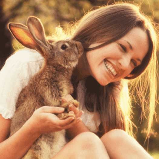 femme avec un lapin