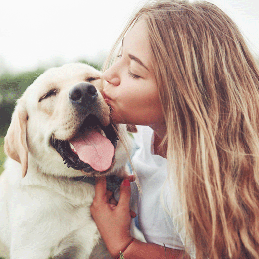 Jeune femme avec un chien