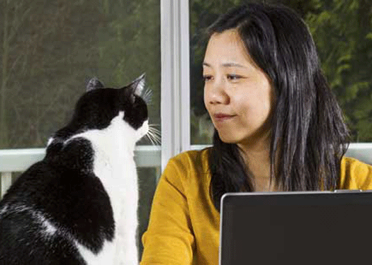 femme avec un chat noir et blanc
