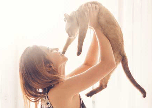 femme avec un chaton